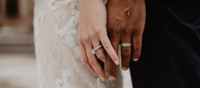 How to Choose the Right Metal for Your Custom Wedding Ring: Platinum vs. Gold